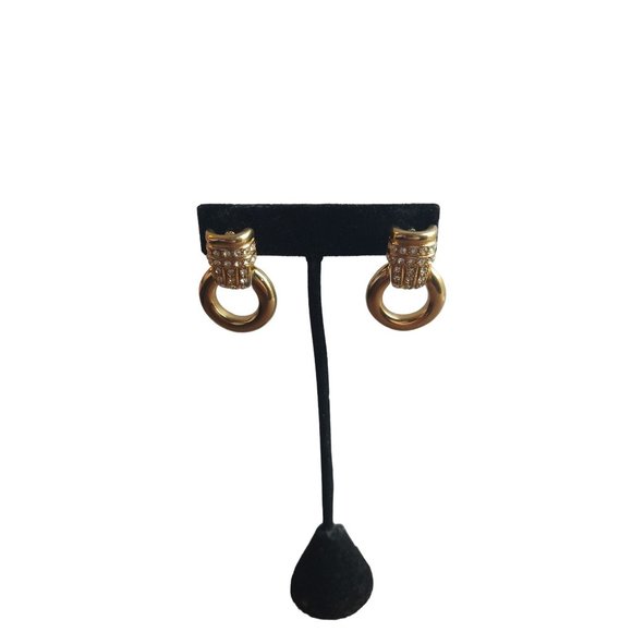 Vintage E Pearl Gold Tone Door Knocker Hoop Earrings Estate Jewelry - Picture 7 of 8